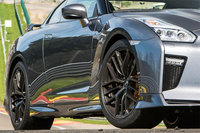 タイヤサイズは前後ともに従来と同じ。20インチ鍛造アルミホイールについては。複雑なY字スポークを用いたデザインに変更された。