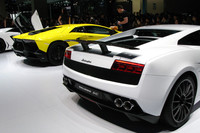 「アヴェンタドール」だけでなく「ガヤルド」（右）にも50周年記念モデルが設定された。