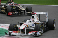 ザウバーの小林可夢偉（写真前）は、予選12位からタイヤ交換のタイミングで一時は3位を走行したが、13周目にルイス・ハミルトンと接触するアクシデントに巻き込まれた。幸いこのクラッシュでダメージは負わなかったが、12位完走と入賞には届かなかった。（Photo=Sauber）