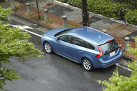 ボルボのDセグメントワゴンである「V60」。日本に導入されたのは2011年のことで、2013年8月には内外装デザインを変更するマイナーチェンジが行われた。
    