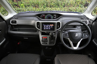 「ソリオ ハイブリッドMZ」のインテリア。前席の居住性を高めるためにダッシュボードは圧迫感を抑えたデザインとされており、またメーターは運転席の前方からインパネの中央に移されている。