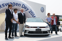「フォルクスワーゲン・ゴルフGTIクラブスポーツ トラックエディション」。アンベールは、フォルクスワーゲン グループ ジャパンのティル・シェア代表取締役（写真左から3人目）が行った。