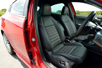 本革製のシートは、最上級グレード「クアドリフォリオ ヴェルデ」と同じもの。