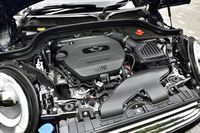 1.5リッター直3ディーゼルターボエンジンは116psと27.5kgmを発生する。JC08モード燃費は23.9km/リッター。粒子状物質除去フィルター（DPF）とNOx吸蔵還元触媒を搭載している。