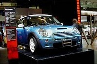 
	最高出力163ps／6000rpmを発生するインタークーラー付きスーパーチャージャーを備えた1.6リッター「ペンタゴン」エンジンと6段MTと組み合わせた、スポーティなMINI「クーパーS」。今回、東京で世界初公開された。
	 