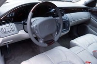 セルシオよりもずっと洗練されてさっぱりしたフロントルーム、しかも前3人がけは実際も、法律の上でも可能。
	 