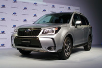 こちらは280psのターボエンジンを搭載する「2.0XT EyeSight」。今回の新型では、ターボ車のボンネットにエアスクープが設けられない。