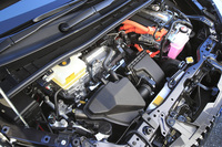 パワーユニットは基本的にプリウスと共通。1.8リッター直4エンジンとモーターの組み合わせで、システム全体では136psの最高出力を発生する。
    