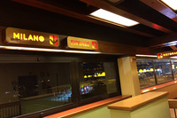 食べているうち、方向感覚を失うのが跨線橋式の欠点？ 「ミラノ方面」「フィレンツェ方面」の階段が表示されている。