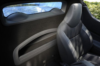 シートの後ろには、ちょっとした荷物を置くための小さな棚が設けられている。