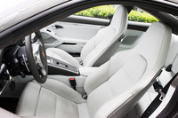 試乗車にはオプションのアダプティブスポーツシートプラスが装着されていた。18ウェイの電動調節機能を備えたこのシートは、前後位置、高さ、座面とバックレストの角度、座面の長さ、4ウェイランバーサポートの調節が可能となるほか、ステアリングコラムの電動調節機能も組み込まれる。