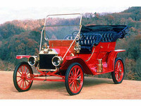 「フォード・モデルT ツーリング」
1908年に発売され、ベルトコンベアーによる大量生産方式を初めて採用したことにより、大衆に自動車を普及させた記念碑的モデル。モデルチェンジをすることなく、1927年まで生産された。