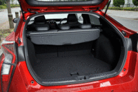 ラゲッジルームには、デッキアンダートレーを含めて502リッターの容量を確保。リアシートは6：4の2分割可倒式となっている。（写真をクリックすると、シートの倒れる様子が見られます）