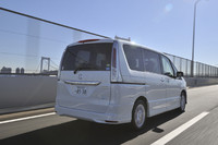 高速道路をゆく「セレナ ハイウェイスター」。専用デザインのグリル、前後エアロバンパー、サイドシルプロテクターが与えられ、低重心なイメージを強調する。