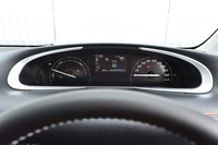 天地に薄いメーターは、ステアリングホイールよりも上方から眺めるようレイアウトされている。メーターパネルの意匠は、グレード別に計3タイプが用意される。