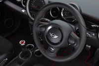 こちらのステアリングホイールも、じつは「GP」の専用品。他の「ジョンクーパーワークス」とは、生地のつなぎ目などが異なる。