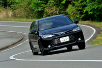 「W×B」グレードで選べるボディーカラーは3色。ホワイトパールクリスタルシャインとブラックマイカのほか、専用色のクールボルドーガラスフレーク（写真）が設定される。