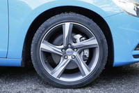 引き締められたサスペンションや18インチホイールなど、R-DESIGN専用にチューニングが施された足まわり。