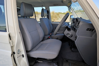 前席には前後スライドおよびリクライニング機構を採用。ステアリングホイールのチルト、テレスコピック機構とも相まって、自然な運転姿勢が得られる。