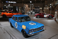 日産の展示テーマは、ちょうど50年前の1966年8月に日産とプリンスが合併したことにちなんで、「日産とプリンスの融合50年」。展示車両は64年の第2回日本グランプリのGT-IIレースで2位に入賞した「プリンス・スカイラインGT」（写真手前、レプリカ）、66年の第3回日本グランプリの優勝車である「プリンスR380-AⅠ」（右奥）、72年「日産スカイライン ハードトップ2000GT-R」、そして2017年モデルの「日産GT-R」。