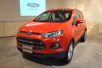 こちらは、「フィエスタ」発表の場に参考展示された、新型「フォード・エコスポーツ」。2014年内の日本導入が見込まれている。
    