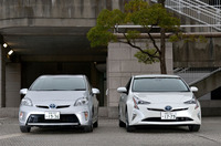 先代「プリウス」（写真左）とのツーショット。低重心をセリングポイントとする4代目（同右）のボンネット上端は、先代よりも62mmも低められている。