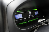 “燃費にいい運転”をするとブルーからグリーンへ色を変えるメーター。電力の回生状況を示すモニターなども備わり、ドライバーにエコドライブを促す（一部グレードを除く）。