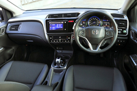 インストゥルメントパネルはピアノブラックのパネルやシルバーの加飾などによって上級感が演出されている。