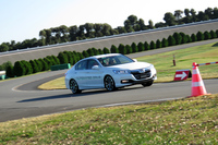 スキール音を立てながら、ハイスピードで周回コースを走る試作車。