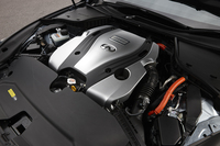 ハイブリッド車のパワーユニットは、最高出力306psを発生する3.5リッターV6ガソリンエンジンと、68psのモーターの組み合わせ。高速走行中も頻繁にEVモードに入り、燃料消費を抑える。
    