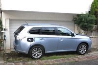 筆者の自宅の駐車場にて充電中の「三菱アウトランダーPHEV」。充電中はこの状態で車両を放置することになる。ユーザーによっては、充電ソケットになにがしかの防犯機能を求める人もいるのでは。