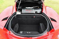 エンジンルームの後部には、容量110リッターのラゲッジルームが確保される。
    