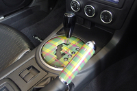 専用のシフトノブ／シフトベース／パーキングレバー。（写真のタータン柄は「マクミラン／イセタン」）