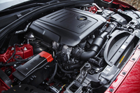 「Fペース 20d Rスポーツ」のディーゼルエンジン。1750rpmの低回転域から、最大トルク43.8kgmを発生する。