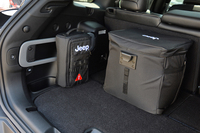 荷室側面のバーに固定できるオプション「ラックカーゴ マネジメントシステム」の使用例。現在、大小のバッグやペット用のケージ、クーラーボックスなど、7種類の純正アイテムが用意される。
    