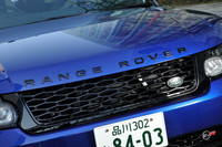 フロントとリアの「RANGE ROVER」のロゴは、ともにブラック。