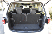 ラゲッジルームの容量は、2、3列目シートをたたんだ状態で1857リッター。「TSIコンフォートライン」と「TSIハイライン」では、助手席にも可倒機構が備わる。（写真をクリックすると、シートの倒れる様子が見られます）