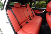 「Mスポーツ」のシートカラーとインテリアカラーの組み合わせは全4種類。写真の赤と黒のツートンカラーのほか、ベージュや、黒のモノトーンなども用意されている。