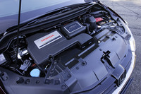 燃料電池車の基本的な仕組みは、燃料電池スタックで発電した電気をモーターに送り駆動するというもの。発進時や加速時には、燃料電池スタックからの電力に加えて、バッテリーからの電力も用いる。クルージング時やゆっくりとした加速の時は、燃料電池スタックからの電力だけで走り、減速時には減速エネルギーをバッテリーに蓄える。
    