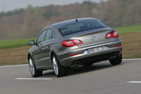 トランクリッドのエッジを立てたデザイン処理はセダンに通じる部分だが、リアコンビランプをはじめ各部のデザインは完全にCCオリジナル。後ろから見ると別のクルマに見える。