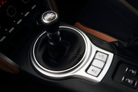 トランスミッションには6段MTと6段ATを設定。6段MT車については、最終減速比が4.1から4.3に変更された。