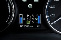 ステアリングに備わるパドルは、ギアシフトではなく回生のレベルを選択するためのもの。「B0」（回生なし）から「B5」（回生最大）まで6段階の制御が可能。写真は「B0」状態。