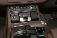 中央右側の黒い部分がタッチパッド。写真は右ハンドル仕様のものだが、左ハンドルではシフトレバーのレイアウトとともに、位置が逆転する。