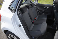 「ブルーモーション」のシートには、前席、後席ともにブルーのステッチが施されている。