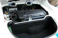 ドライバーの背後にマウントされるのは、トヨタ製の可変バルブタイミング機構付き1.8リッターエンジン。136psのパワーで、860kgの軽量ボディを引っ張る。