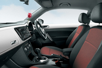 インテリアの様子。写真はボディーカラーがピュアホワイトのモデル。