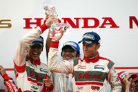 2011年シーズンのGT500クラス優勝を喜ぶNo.46 S Road MOLA GT-Rのふたり。写真左から、柳田真孝とロニー・クインタレッリ。ともにタイトル獲得は初となる。