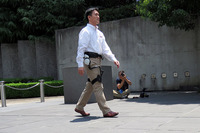 「Honda 歩行アシスト」を装着した様子。
    