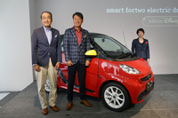 「フォーツー エレクトリックドライブedition Disney」と、ウォルト・ディズニー・ジャパン コンシューマ・プロダクツ ゼネラルマネージャーの中澤一雄氏（左）、メルセデス・ベンツ日本 代表取締役社長兼CEOの上野金太郎氏（中央）、メルセデス・ベンツ日本 商品企画・マーケティング部 部長の阿佐美 薫氏。