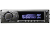 独自のデザインの「CDX-F7710」。価格は3万3600円。